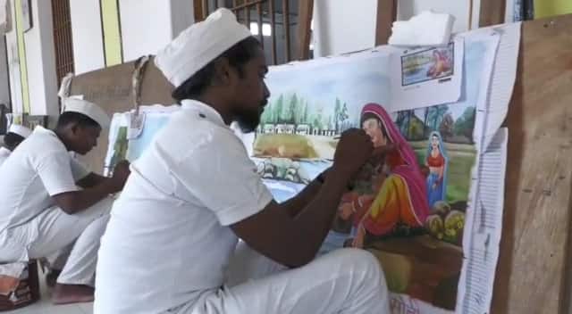 जेल में बंद रंजीत की बनाई हुई पेंटिंग जेल के बाहर जाती है तो हर कोई उसकी तारीफ करता है. वहीं जब लोगों को पता चलता है कि यह पेंटिंग किसी और ने नहीं बल्कि हत्या के मामले में सजा काट रहे एक कैदी ने बनाई है, तो लोग उस कैदी से मिलने और उसकी तारीफ करने की इच्छा जाहिर करते हैं.