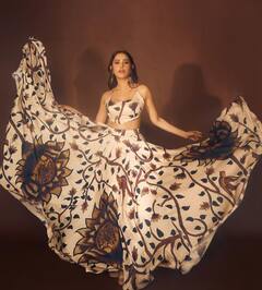 Nushrat Bharucha Latest Photos : फ्लोरल आउटफिट्समध्ये नुसरत भरुचाचा सिझलिंग लूक!