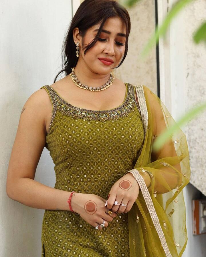 जहां एक तरफ लोग सोफिया अंसारी को काफी पसंद करते हैं. वहीं, दूसरी ओर ऐसी तस्वीरें शेयर करने की वजह से मजहबी कट्टरपंथी उनसे बेहद नफरत भी करते हैं.