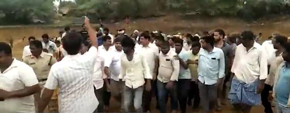 Dhulipalla Narendra Car Destroyed: మట్టి తవ్వకాలను పరిశీలనకు వచ్చిన నరేంద్ర- వైసీపీ శ్రేణుల దాడి