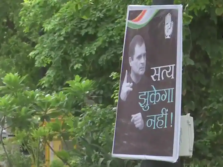 National Herald Case : 'ਸੱਚ ਝੁਕੇਗਾ ਨਹੀਂ...' ਮਨੀ ਲਾਂਡਰਿੰਗ ਮਾਮਲੇ 'ਚ ED ਸਾਹਮਣੇ ਪੇਸ਼ ਹੋਣ ਤੋਂ ਪਹਿਲਾਂ ਰਾਹੁਲ ਗਾਂਧੀ ਦੇ ਘਰ ਦੇ ਬਾਹਰ ਲਗਾਇਆ ਪੋਸਟਰ,