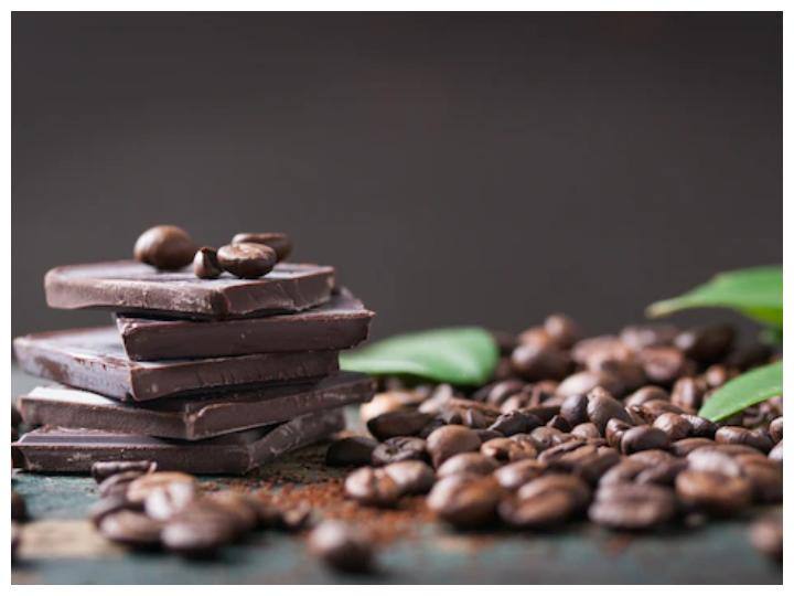 डार्क चॉकलेट: यह नींद के लिए सबसे अच्छे खाद्य पदार्थों में से एक है. डार्क चाॅकलेट आपको अच्छी तरह सेोने में मदद करता है.