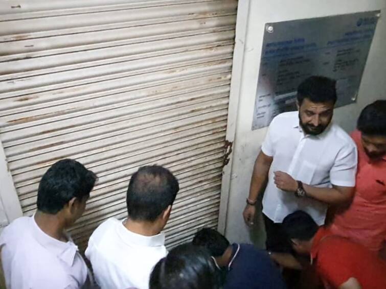 Single mention of Chhatrapati while talking to creditors MNS locks Bajaj Finance office Sangli News : कर्जदारांशी फोनवर बोलताना छत्रपतींचा एकेरी उल्लेख, मनसैनिकांनी बजाज फायनान्सच्या कार्यालयाला टाळे ठोकले