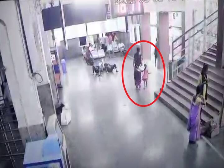 Vijayawada railway station three years girl kidnapped cctv footage dnn Vijayawada News : విజయవాడ రైల్వే స్టేషన్ లో మూడేళ్ల బాలిక కిడ్నాప్, సీసీటీవీలో రికార్డ్
