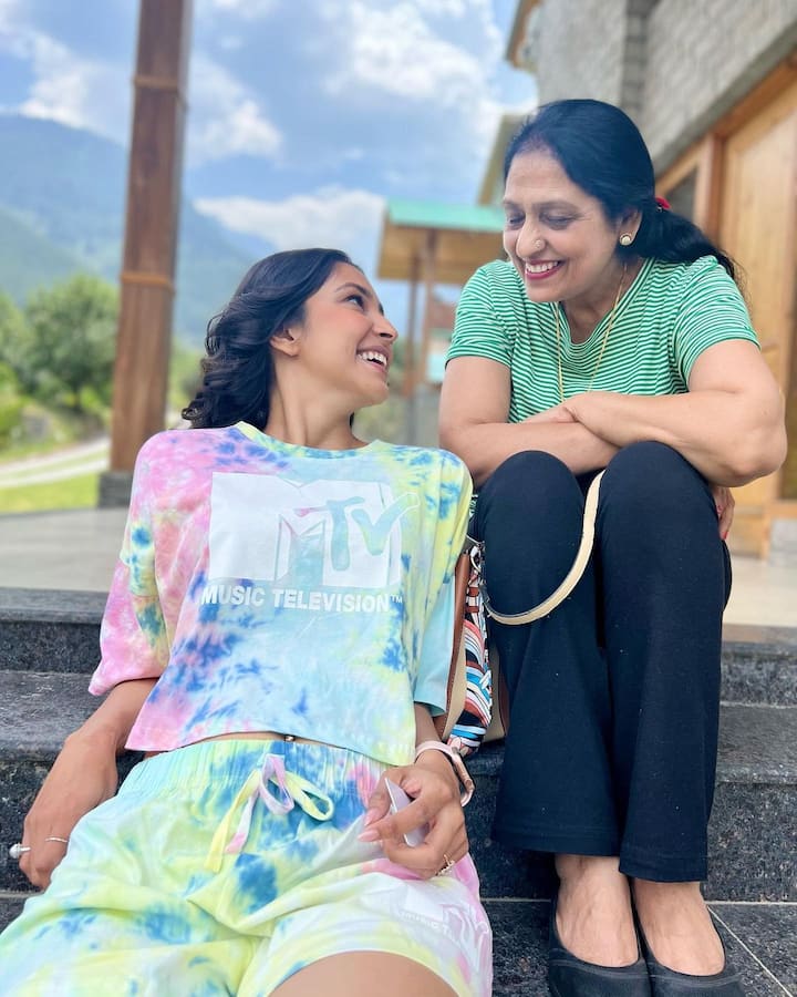 मां-बेटी की ये बॉन्डिंग सभी के दिलों को छू रही हैं. तस्वीरों में नवनीत शॉर्ट्स और टीशर्ट में काफी क्यूट लग रही हैं.