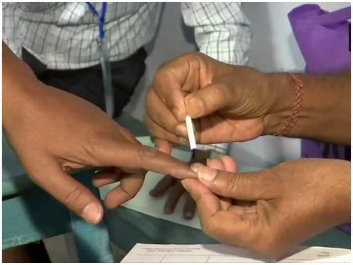 Kashmir politicians react sharply to reports that ordinary residents can vote in J&K elections Jammu Kashmir: જમ્મુ કાશ્મીરમાં રહેતા બહારના લોકો પણ કરી શકશે મતદાન, ચૂંટણી પંચની મોટી જાહેરાત