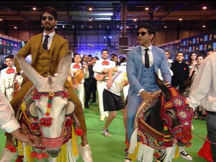 when Shahid Kapoor and Farhan Akhtar enter the IIFA stage on donkeys watch viral video जब Shahid Kapoor और Farhan Akhtar ने आइफा में गधे पर बैठकर की थी एंट्री, बोले- 'कभी स्पोर्ट्स बाइक पर एंट्री करते थे'