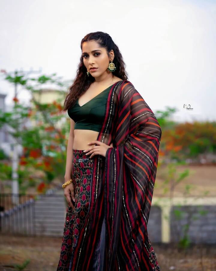 బుల్లితెరపై హీరోయిన్ గా మారిపోయింది రష్మి. -Image Credit:Rashmi Gautham/Instagram