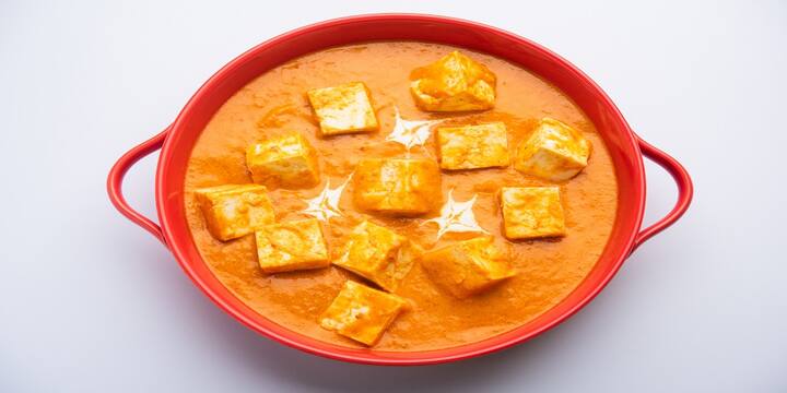 এরপর মাখানি পর্ব। তেলে গরমমশলা দিয়ে পেয়াজ-আদা-রসুন বাটা দিয়ে এরপর টমেটো বাটা দিয়ে দিন। তারপর হলুদ গুঁড়ো-লঙ্কা গুঁড়ো দিন। এরপর মশলা কষে এলে সামান্য জল দিয়ে নেড়েচেড়ে পনির দিয়ে দিন। নামাওর আগে একটু ক্রিম ছড়িয়ে দিন।