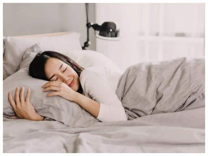 Health Tips beauty sleeping is important for Good Health Health Tips : पुरेशी आणि वेळेवर झोप आपल्यासाठी अत्यंत महत्वाची; झोप येत नसेल तर हे उपाय करा...