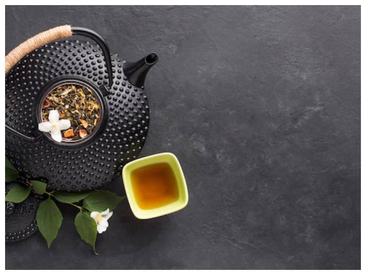 कैमोमाइल और जैस्मीन चाय: इनके सेवन से आपकी प्रतिरक्षा प्रणाली को बढ़ावा मिलता है. जिससे तनाव और चिंता कम होती है. वहीं इसमें कुछ ऐसे गुण पाए जाते हैं जो नींद की गुणवत्ता में सुधार कर सकते हैं.