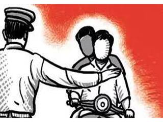 இளைஞரின் செயலை வீடியோ எடுத்த போலீஸ்; கெத்துக்காட்டியவருக்கு கொட்டு வைத்த ஏட்டையா..!