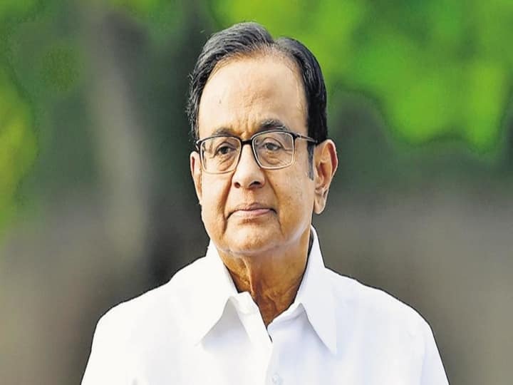 P Chidambaram suffered a fracture in his left rib after he was pushed away by Police today in Delhi P Chidambaram Health: போராட்டத்தில் பங்கேற்ற ப.சிதம்பரம்..! போலீசார் தள்ளியதில் எலும்பு முறிவு..!