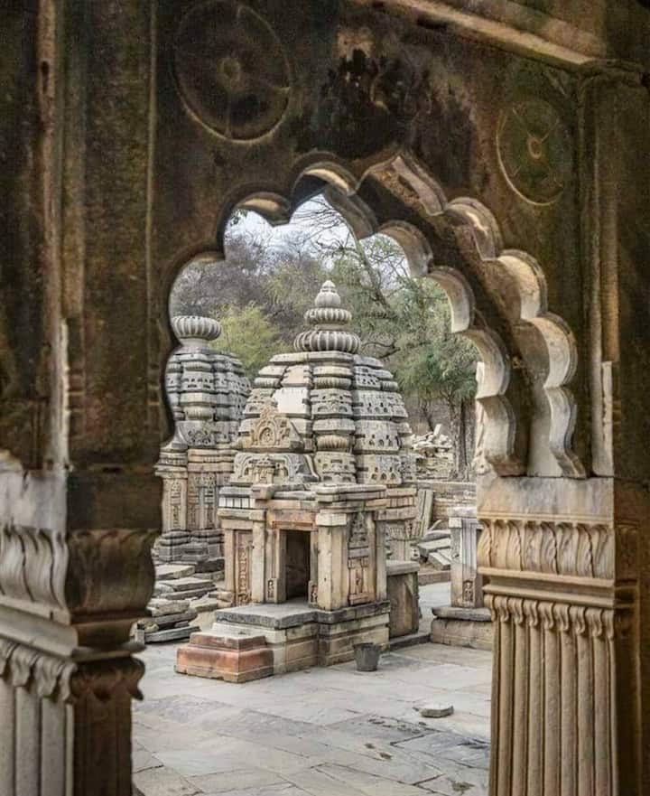 केके मुहम्मद की बात सुनकर निर्भय गुर्जर बहुत प्रभावित हो गए और उन्होंने मंदिरों को बनवाने के लिए पूरा सहयोग किया.  आज यही मंदिर फेमस टूरिस्ट स्पोर्ट बन चुके हैं. इन्हें देखने के लिए देश ही नहीं विदेश से भी पर्यटक यहां पहुंचते हैं.
