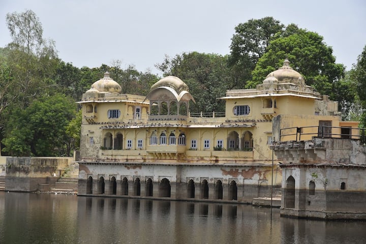 सुख महल - सुख महल को राजा उम्मेद सिंह के शासन में बनवाया गया था. जैत सागर झील के किनारे बनाए गए इस महल के दरवाजे चंदन की लकड़ी से तैयार किए गए हैं जिसकी वजह से पूरे माहौल में चंदन की खुशबू बनी रहती है. साथ ही इस पूरे महल को विशेष कलाकृतियों से सजाया गया है. इस महल को राजा गर्मियों के दिनों में विश्राम गृह के तौर पर इस्तेमाल करते थे.