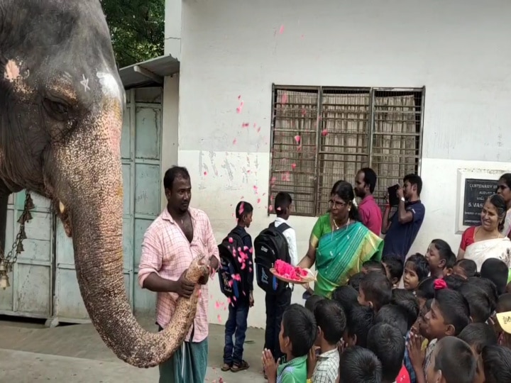 மலர் தூவி மாணவர்களை வரவேற்ற யானை;ஜாலியாக வகுப்பிற்கு சென்ற குழந்தைகள் - வைரல் போட்டோஸ்