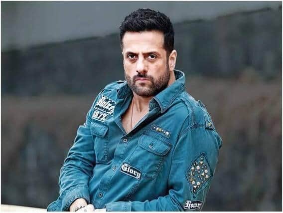 ફરદીન ખાન અત્યારે ફિલ્મી દુનિયાથી દૂર છે, પરંતુ એક વખત ફરદીન ડ્રગ્સના કેસમાં પકડાઈ ચૂક્યો છે. ઘણા મીડિયા રિપોર્ટ્સમાં એવો દાવો કરવામાં આવ્યો છે કે વર્ષ 2001માં ફરદીન ખાન કોકેન સાથે ઝડપાયો હતો.