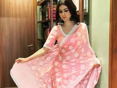 In Pics : अभिनेत्री मौनी रॉयचं पिंक साडीत सुंदर फोटोशूट, इन्स्टावर शेअर केले फोटो