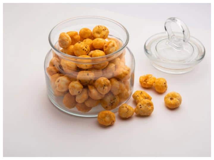 मखाना: रात को सोते समय एक गिलास दूध में मखाना उबालकर खाने से नींद के पैटर्न में सुधार आत है. इसके साथ ही नींद की बीमारी भी ठीक होती है. दरअसल इसमें तनाव  और ंिचता को दूर करने के गुण पाए जाते हैं जो नींद लाने में आपकी मदद करेगा.