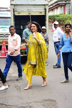 Celebs Pics: 'डांस दीवाने जूनियर' के सेट पर नजर आए अनिल कपूर और नीतू कपूर, नोरा फतेही ने दिखाया ग्लैमरस अवतार