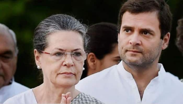 Delhi Police detain Congress leaders amid sloganeering in support of party leader Rahul Gandhi ahead of his appearance before ED today in the National Herald case Marathi News नॅशनल हेराल्डप्रकरणी राहुल गांधी आज ईडीसमोर हजर राहणार; घोषणाबाजी करताना काँग्रेसच्या कार्यकर्त्याना पोलिसांनी घेतले ताब्यात