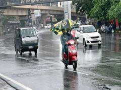 Kolkata Weather Forecast Today: कोलकाता में झमाझम बरस रहे बादल, आज हल्की बारिश की संभावना, जानिए मौसम का लेटेस्ट अपडेट
