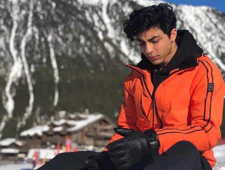 बॉलीवुड सुपरस्टार एक्टर शाहरुख खान के बेटे आर्यन खान को पिछले साल क्रूज ड्रग्स केस को लेकर गिरफ्तार किया जा चुका है. जिसके तहत आर्यन को जेल की हवा भी खानी पड़ी थी. हालांकि हाल ही में एनसीबी ने आर्यन को इस केस में क्लीन चिट दे दी है.