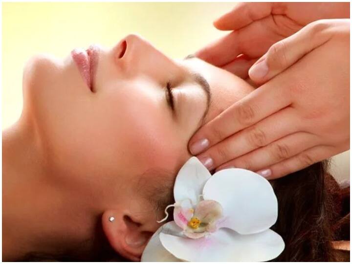 Head Massage Benefits: आजकल ऑफिस में घंटों कंप्यूटर पर काम करने से सिर दर्द, तनाव और थकान बढ़ जाती है. ऐसे में घर आकर अगर कोई सिर की मालिश कर दे तो इससे अच्छा कुछ नहीं हो सकता है. सिर की मालिश यानि चंपी करने से कई फायदे मिलते हैं.