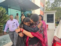 Amethi News: ISRO विजिट कर लौटी अमेठी की बेटी ने सांसद स्मृति ईरानी का किया धन्यवाद, एयरपोर्ट पर BJP नेताओं ने किया रिसीव