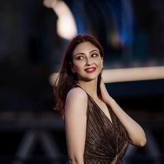 येलो शॉर्ट ड्रेस में Saumya Tandon ने दिखाईं ग्लैमरस अदाएं, कातिलाना अंदाज देख फ्लैट हुए फैंस