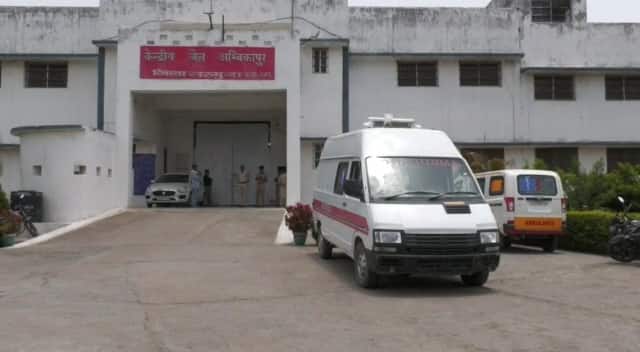 प्रशिक्षण के बाद पेंटिंग के मामले में अब रंजीत के हाथ का जादू काम करने लगा है. अब वह जेल के अंदर ही कई तरह के आकर्षक पेंटिंग बना रहा है.वर्तमान में जेल की दीवारों और कार्यालय में रंजीत के हाथ की बनी हुई पेंटिंग लगाई गई हैं. रंजीत की पेंटिंग पसंद करने वाले जेल के अंदर ही नहीं. जेल के बाहर के लोग भी उसकी पेंटिंग के मुरीद है.