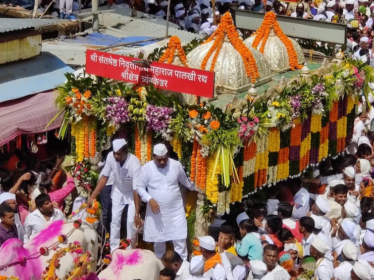 Ashadhi Wari 2022 Ashadhi Ekadashi pandharpur Dindi Marg Nivruttinath Maharaj Palkhi Rath decoration by Kailas mali Nashik News latest update Ashadhi Wari: 'जीव हाये तोवर, नाथांचा रथ सजवणारच' गेल्या 25 वर्षांपासून सजवतात रथ अन् करतात सारथ्य