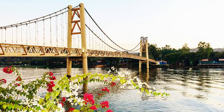 वहीं म्यूजियम और ताजमहल के आप भोपाल में झीलों का सुंदर नजारा भी देख सकते हैं. इसके साथ ही वहां ऋषिकेश के लक्ष्मण झूले की तरह एक झूला भी है जो भोपाल में बड़ा तालाब के पूल पर बना हुआ है. बता दें कि इस पूल की लंबाई 183 मीटर है और चौड़ाई तकरीबन 4 मीटर है. इसलिए आप भोपाल की ट्रिप पर इसकी सैर भी जरूर करें.