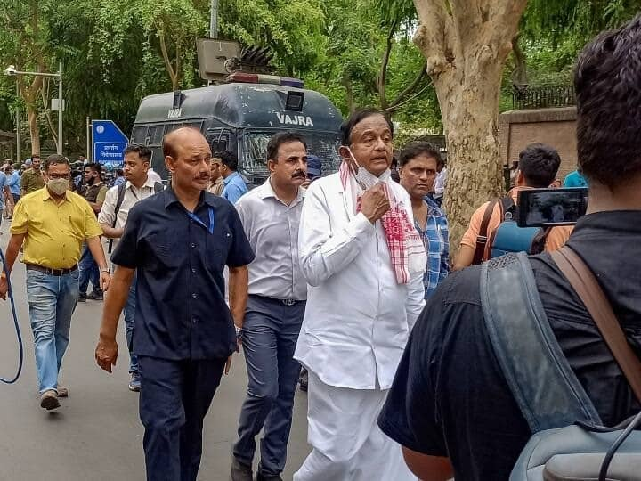 Big news: Congress leader P Chidambaram's arm fracture-pushed-away-by-police मोठी बातमी: काँग्रेस नेते पी चिदंबरम यांच्या बरगडीत फ्रॅक्चर; दिल्लीत आंदोलनादरम्यान पोलिसांनी धक्काबुक्की केल्याचा आरोप