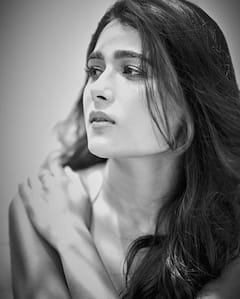 Shalini Pandey Photos: క్యూట్ లుక్ తో కట్టిపడేస్తోన్న షాలీనీ పాండే