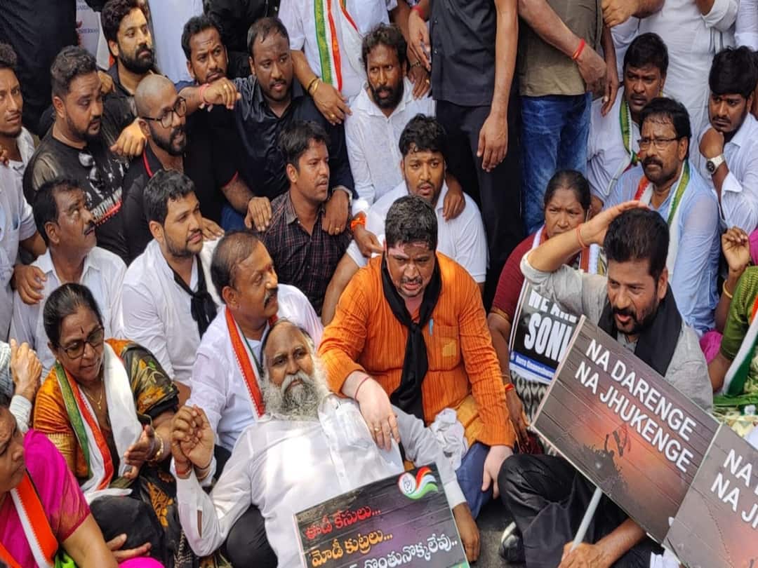 Revanth Reddy On BJP : సోనియా గాంధీ ఈడీ ఆఫీసులో అడుగుపెడితే మోదీ పునాదులు కదులుతాయ్ - రేవంత్ రెడ్డి Hyderabad Congress rally on National herald case revanth reddy fires on PM Modi Bjp govt Revanth Reddy On BJP : సోనియా గాంధీ ఈడీ ఆఫీసులో అడుగుపెడితే మోదీ పునాదులు కదులుతాయ్ - రేవంత్ రెడ్డి