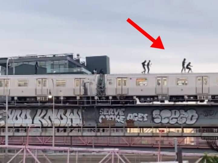 trending marathi news people walking on top of train in brooklyn america video viral on social media Viral Video : मेट्रो ट्रेनवरून अचानक 7-8 लोक जाताना दिसले, हा व्हिडिओ पाहून येईल हसू!
