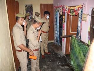 Crime News: ઘરમાંથી આવતી હતી દુર્ગંધ, પોલીસે દરવાજો ખોલ્યો તો મહિલાની લટકતી મળી લાશ, બેડ પર પડી હતી બાળકની ડેડ બોડી