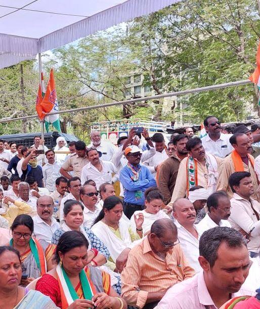 ठिकठिकाणी काँग्रेस कार्यकर्ते आक्रमक