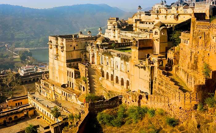 तारागढ़ किला - ये किला राजस्थान की सबसे पुरानी इमारतों में शामिल है. इस किले का निर्माण 1934 में हुआ था. माना जाता है कि ये भारत का पहला ऐसा किला था जिसका निर्माण पहाड़ी पर किया गया था. इसे स्टार किला भी कहा जाता है.