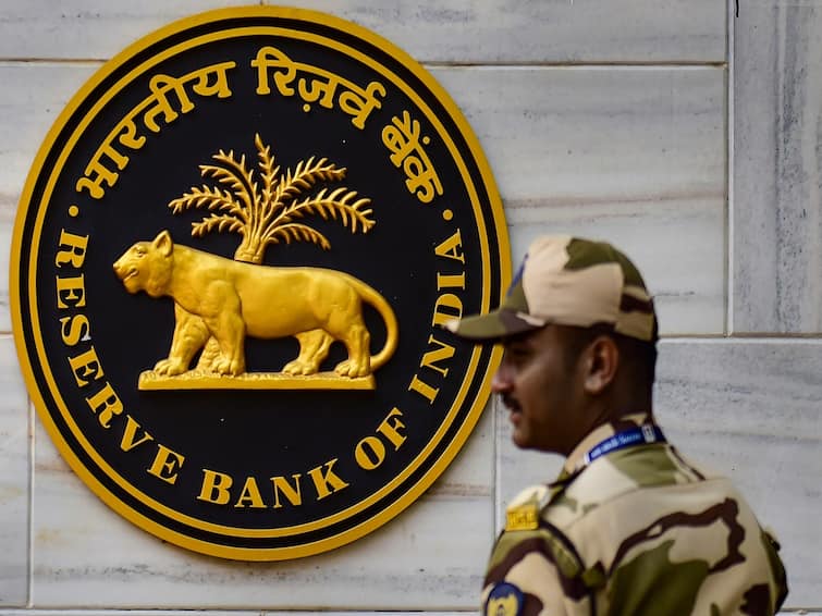 RBI imposes Rs 57.5 lakh penalty on Indian Overseas Bank RBI ने या सरकारी बँकेला ठोठावला दंड, या बँकेत तुमचे खाते तर नाही!