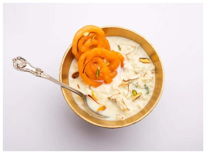 रबड़ी: रबड़ी दूध से बनती है जो प्रोटीन का सबसे अच्छा सोर्स माना जाता है. अगर आप इसमें गुड़ का इस्तेमाल करते हैं तो यह और भी सेहत के लिए फायदेमंद होगी.