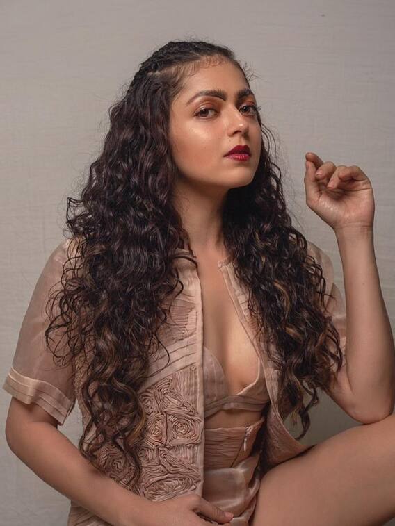 टीवी की ये संस्कारी बहू रियल लाइफ में है बेहद ग्लैमरस