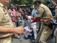 Watch | Delhi Police Forcefully Detain Youth Congress President Srinivas