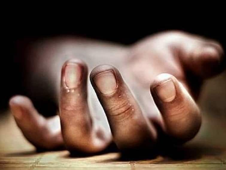 Woman commits suicide by jumping in front of train with two children Suicide in Delhi: ट्रेन के आगे कूदकर महिला ने की आत्महत्या, दर्दनाक हादसे में दो बच्चों की भी मौत