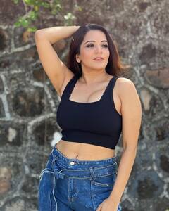 Monalisa Photos: इंटरनेट का तापमान बढ़ा देगा मोनालिसा का ये लुक, क्रॉप टॉप पहन एक्ट्रेस ने मचाया बवाल