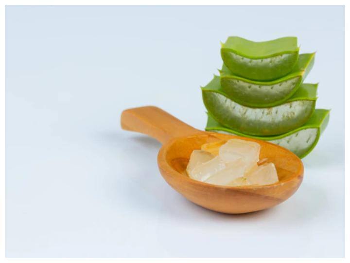 एलोवेरा हल्दी और बेसन: एक कटोरी में एक चम्मच बेसन, एक चम्मच हल्दी और दो बड़े चम्मच से एलोवेरा लें. अब इन सबको मिक्स कर के एक गाढ़ा पेस्ट बनाकर अपनी त्वचा पर 20 मिनट लगाकर छोड़ दें फिर पानी से साफ कर लें.