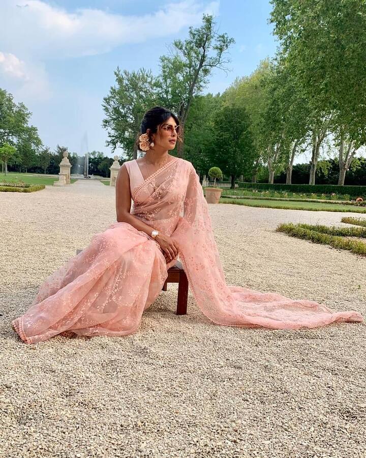 इन एक्ट्रेसेस के स्टाइलिस्ट दिन रात एक कर इनके ये दमदार लुक्स तैयार करते हैं ऐसे में आप भी चंद मिनटों में इन हसीनाओं की तरह बिजलियां गिरा सकती हैं.