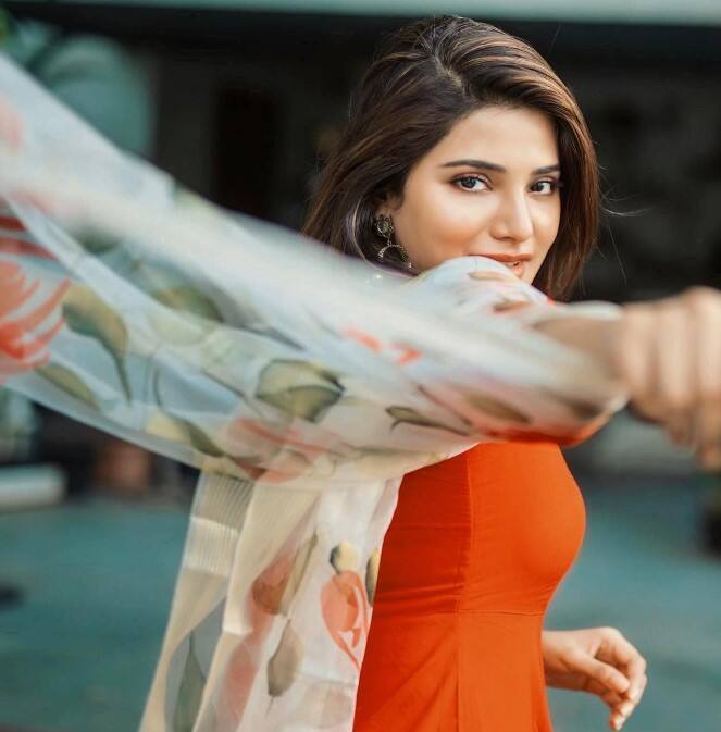 முதல் படத்திலேயே ரசிகர்களின் மனதில் கனவு கன்னியாக இடம் பிடித்துவிட்டார் ஆத்மிகா.