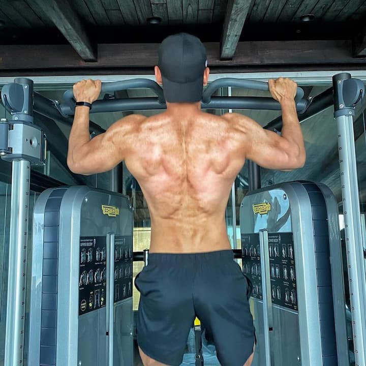 इन सबके अलावा वो सोने पर खास ध्यान देते हैं. रात के खाने को वो 9 बजे से पहले खा लिया करते हैं, और 9:30 बजे तक सो जाते हैं. वहीं वो सुबह चार बजे उठ जाया करते हैं.